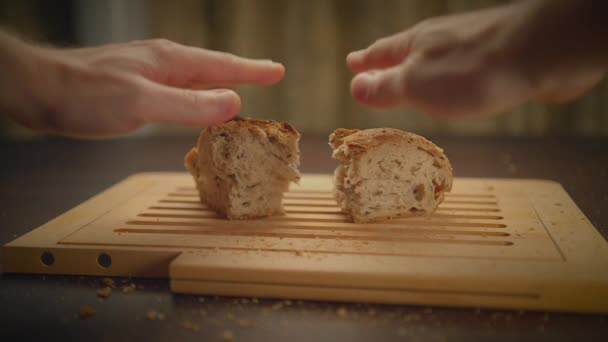 Szerves teljes kiőrlésű kenyér a konyhaasztalon  - Felvétel, videó