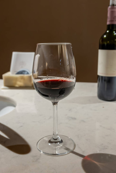 Kóstolja meg a francia tölgyfahordóban érlelt vörös száraz Saint-Emilion bort pincében, Saint-Emilion borkészítési régióban, Franciaországban, Merlot-ból készült Bordeaux-ban, Cabernet Sauvignon vörösborszőlőben - Fotó, kép