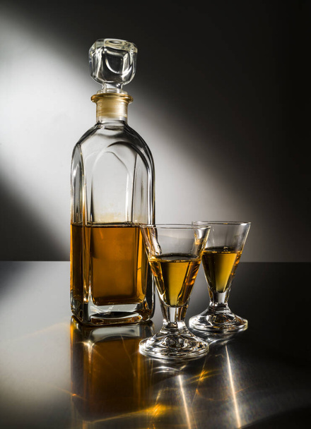 Натюрморт с рюмками и бутылкой ликера - Фото, изображение