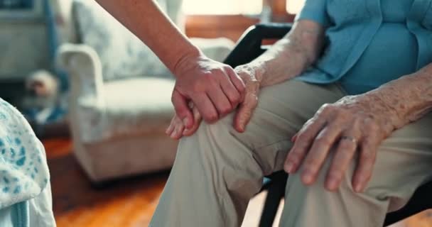 Lähikuva, vanhempi henkilö ja pitämällä kädestä talossa tukea, hoitoa ja empatiaa eläkkeelle. Ihmiset, masennus ja potilas konsultointia, neuvontaa tai ystävällisyyttä mielenterveyden hoitokodissa. - Materiaali, video
