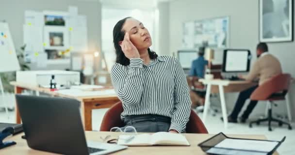 Ból głowy, stres i młoda kobieta biznesu w biurze do badań, planowania lub myślenia o projekcie. Migrena, przepracowana i kreatywna projektantka z Meksyku pracująca na laptopie w miejscu pracy - Materiał filmowy, wideo