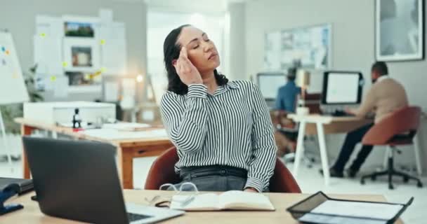 Ból głowy, wypalenie i dojrzała kobieta biznesu w biurze do badań, planowania lub myślenia do projektu. Migrena, stres i kreatywna projektantka z Meksyku pracująca na laptopie w miejscu pracy - Materiał filmowy, wideo