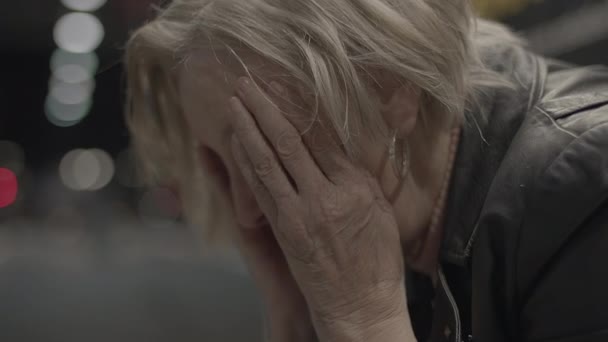 Persona anciana infeliz que tiene una crisis de jubilación que viaja sola - Imágenes, Vídeo