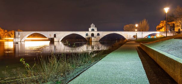 Pont Saint Benezet y el Palacio de los Papas en Aviñón por la noche y reflexiones sobre el Ródano en Provenza, Francia - Foto, Imagen