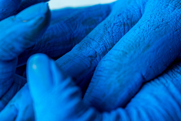 Mãos pintadas de azul com textura de pele como fundo com espaço de cópia - Foto, Imagem