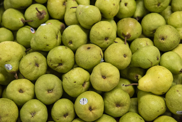 Medellin, Antioquia, Colombia. 4 februari 2019: Achtergrond van groene en verse peren in de markt. - Foto, afbeelding