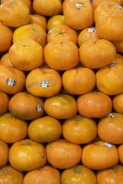 Medellín, Antioquia, Colombia. Febrero 4, 2019: Fondo con pila de mandarinas. - Foto, Imagen