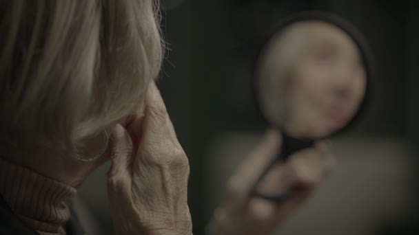 Nieszczęśliwa osoba w podeszłym wieku Kobieta przechodząca kryzys emerytalny podróżująca samotnie - Materiał filmowy, wideo