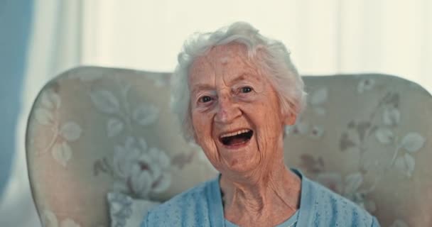 Hogar de ancianos, cara y anciana en un sofá, sonrisa y feliz con la memoria, calma y paz. Pensionista, apartamento o persona mayor con retrato, humor o riendo con un descanso, Canadá o jubilación. - Imágenes, Vídeo