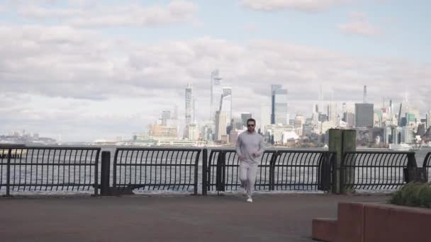 The sportsman running at view to New York. Man sportsman running for exercise in active wear. Sportsman jogger running. Sport runner in Manhattan. Copy space. Intensive cardio. - Footage, Video