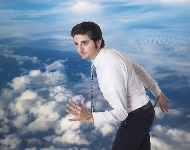 Решительный бизнесмен, бегущий в облаках
 - Фото, изображение