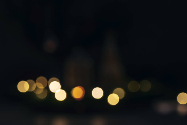 Festive bokeh lumières sur fond noir. Concept de Noël. - Photo, image