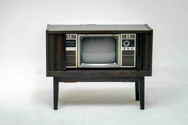 Ретро старый телевизор с вырезанной дорожкой на белом фоне. Телевизор с экраном, винтажным радио и телефоном, технология. - Фото, изображение