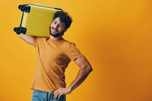 Porträt Lifestyle hübsch gelb kaukasisch jung box fotogen Hintergrund halten Konzept Männer Person weiß Erwachsene Studiotasche attraktiv Kerl Paket Geschäft - Foto, Bild