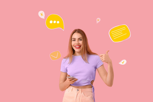 Happy nuori nainen matkapuhelin chattailuun verkossa vaaleanpunainen tausta - Valokuva, kuva