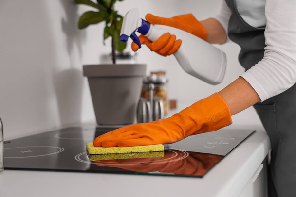 Hausmeister putzt Elektroherd in Küche, Nahaufnahme - Foto, Bild