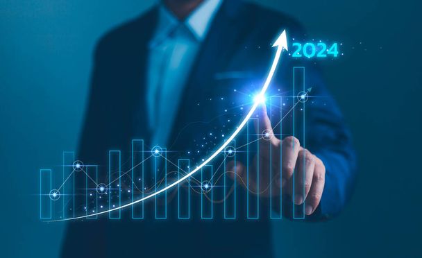 2024 üzleti pénzügyi terv piaci koncepció, a 2023-2024-es nyereségnövekedés teljesítménye, a növekedési grafikonból származó pénzbevételek finanszírozásának oktatási trendje, üzletember elemzi a munka jövedelmezőségét. - Fotó, kép