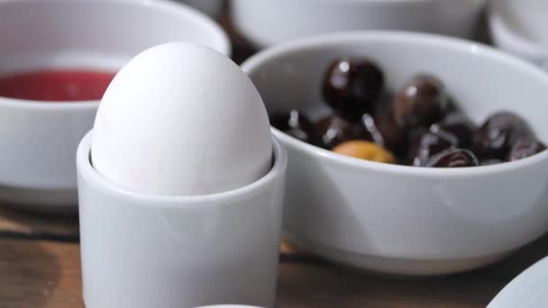 Cerrar el huevo en tazas para el desayuno de la mañana , - Imágenes, Vídeo