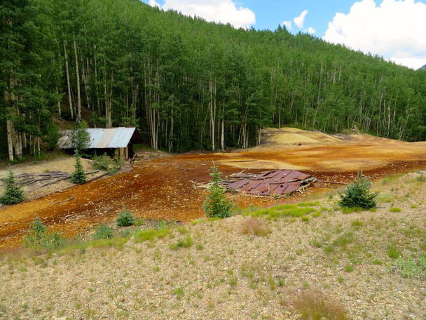Odwodnienie kopalni kwasu w pobliżu Ouray Colorado. Zanieczyszczenie środowiska. Wysokiej jakości zdjęcie - Zdjęcie, obraz