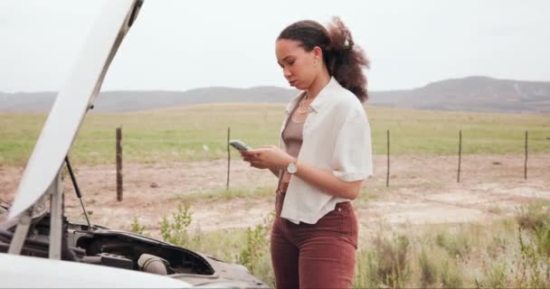 Vrouw, autopech en telefoon op het platteland met contact voor verzekering, hulp of ongeval. Persoon, straat en ideeën voor voertuig voor vloeistof, vloeistof en motor met smartphone, denken en oplossing. - Video