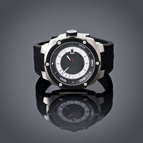 Ελβετικό ρολόγια σε φόντο γκρι βινιέτα. Φωτογραφία του προϊόντος. - Φωτογραφία, εικόνα
