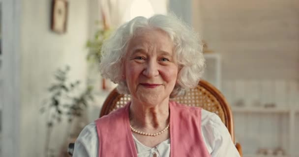 Lächeln, Gesicht und ältere Frau in ihrem Haus mit positiver, guter und selbstbewusster Einstellung zum Glück. Stolz, Kopfschuss und Rentner aus Australien mit Falten im Pflegeheim - Filmmaterial, Video