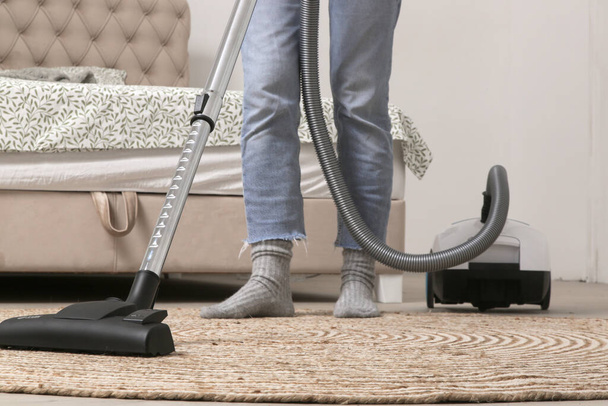Dona de casa aspirando o quarto, vida doméstica, conceito de limpeza de apartamento - Foto, Imagem