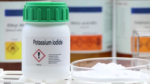 Iodure de potassium en récipient chimique, produit chimique en laboratoire et dans l'industrie, Matières premières utilisées dans la production ou l'analyse - Séquence, vidéo