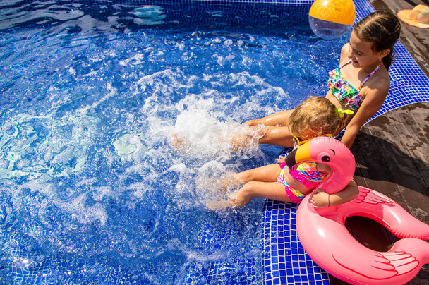 Kind bij het zwembad in een zonnebril. Selectieve focus. Reizen. - Foto, afbeelding