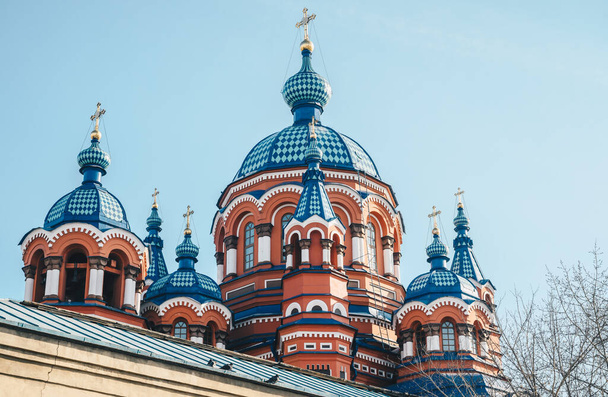 Belle architecture de l'église Kazan une église orthodoxe emblématique dans la ville d'Irkoutsk, en Russie. Icône Kazan de la Mère de Dieu. Il est connu pour la plus grande cloche de l'église Irkutsks. - Photo, image
