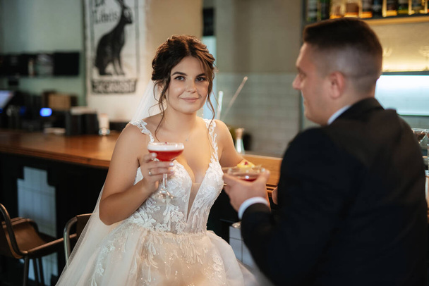 noiva e noivo dentro de um bar de coquetéis em uma atmosfera vibrante - Foto, Imagem