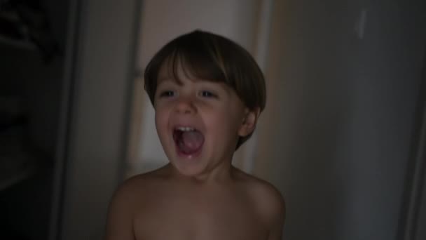 Petit garçon excité courant à l'intérieur vers la caméra à la maison. Enfant heureux avec la bouche ouverte se sentant exalté - Séquence, vidéo