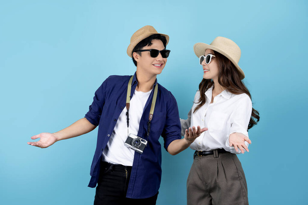 Szczęśliwa i uśmiechnięta azjatycka para turystów w letnich ubraniach casual. Czas urlopu - Zdjęcie, obraz