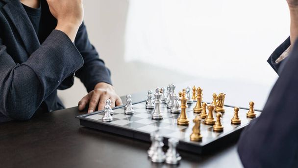 El hombre de negocios está jugando ajedrez, liderando la planificación de estrategias, el concepto de líder empresarial y pensando en un plan de estrategia para derrocar al equipo contrario y analizar el desarrollo para el éxito.. - Foto, Imagen