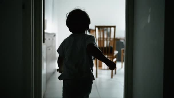 Back View of Child Running Indoors Hidas Motion Capture of Young Boy Sukellus sohvalla hauskaa asunnossa - Materiaali, video