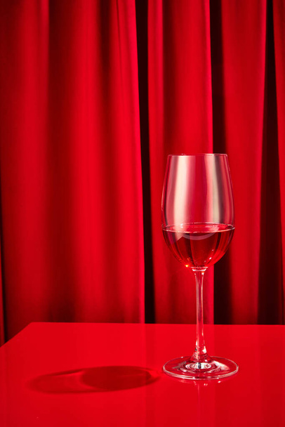 Close up foto de vinho doce tinto, rosa temperado servido em alto vidro elegante no balcão de bar no restaurante. Conceito de vida noturna, tempo de festa, feriados, Dia dos Namorados, celebração. Anúncio - Foto, Imagem