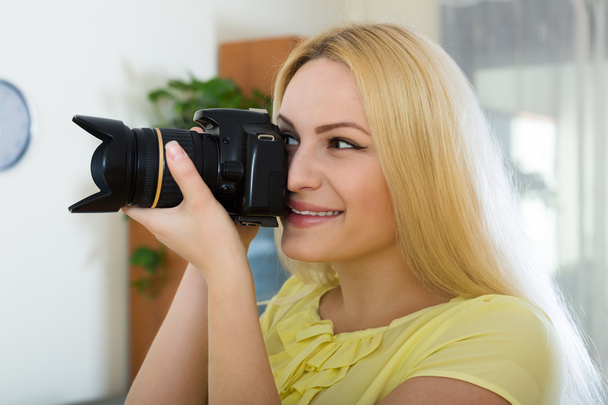Femme photographe tester un nouvel appareil photo
 - Photo, image