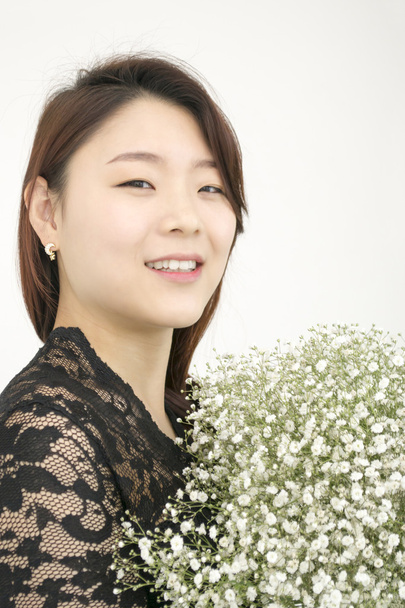 Belle femme asiatique avec bouquet de gypsophila
 - Photo, image