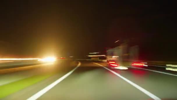 夜の街道を運転する車. ハイパーラプス. - 映像、動画
