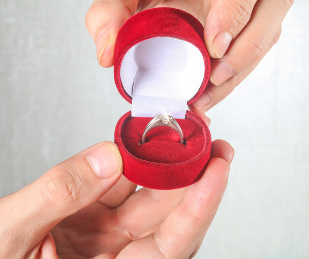 Мужское обручальное кольцо, изолированное на белом
 - Фото, изображение
