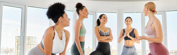 groupe de femmes heureuses et diversifiées en leggings et crop tops pratiquant pilates avec entraîneur, bannière - Photo, image