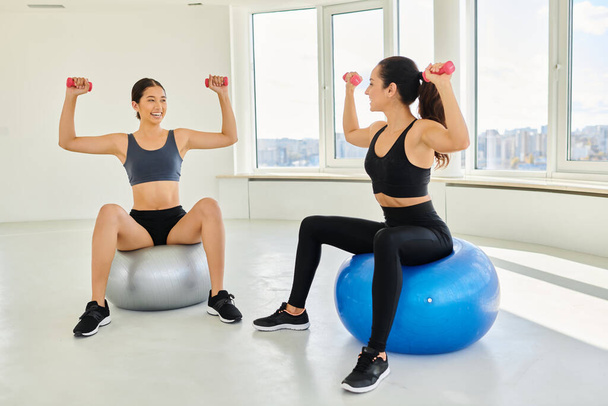 boldog változatos női barátok gyakorló súlyzók fitness labdák során pilates osztály - Fotó, kép