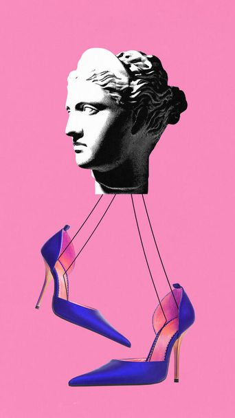 collage de arte contemporáneo. Estatua griega antigua en blanco y negro filtro de medio tono caminando en tacones altos púrpura sobre fondo rosa vivo. Concepto de comparaciones de épocas, moda, estilo, glamour. - Foto, imagen