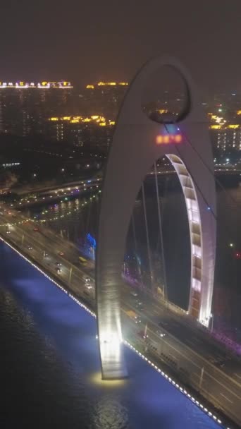 Gece Pearl River 'daki Liede Köprüsü. Guangzhou Şehri, Çin. Hava görüntüsü. Drone yörüngede. Dikey Video - Video, Çekim