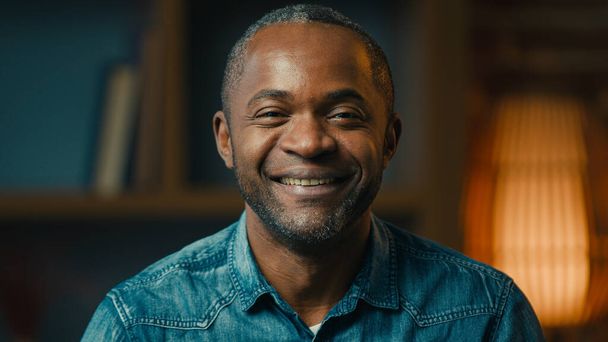 Headshot close-up χαμογελώντας αυτοπεποίθηση χαρούμενος Αφροαμερικάνος που ψάχνει κάμερα στο σπίτι ικανοποιημένος ώριμος επιχειρηματίας πελάτης μοντέλο ποζάροντας σε εσωτερικούς χώρους στο σαλόνι αρσενικό πορτρέτο εθνοτική πρόσωπο - Φωτογραφία, εικόνα