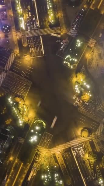 Intersección de carreteras complejas en Shanghai, China por la noche. Aerial Vertical Top-Down Time Lapse, Hyper Lapse. Girando. Vídeo vertical - Metraje, vídeo