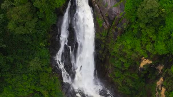 Тропический водопад в горном каньоне, окруженный джунглями. Девон-Фолс, Шри-Ланка. - Кадры, видео