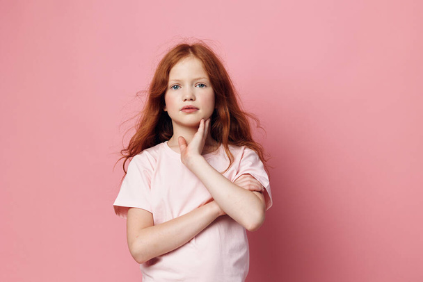 Απομονωμένη γυναίκα φόντο πορτρέτο καυκάσιος ροζ πρόσωπο casual ομορφιά δυστυχισμένη νεαρή έκφραση λυπημένος ενήλικας αρνητικό ελκυστικό πρόσωπο αναστατωμένος σγουρά χειρονομία γυναίκα δυσαρεστημένο στούντιο - Φωτογραφία, εικόνα