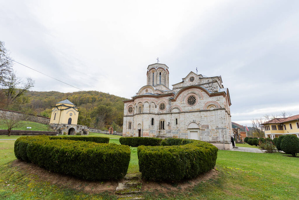 Ljubostinja kolostor, egy szerb ortodox templom, történelmi és szellemi mérföldkő a nyugodt környezetben, amely megtestesíti Szerbia és a keleti ortodox kereszténység gazdag kulturális örökségét.embod - Fotó, kép