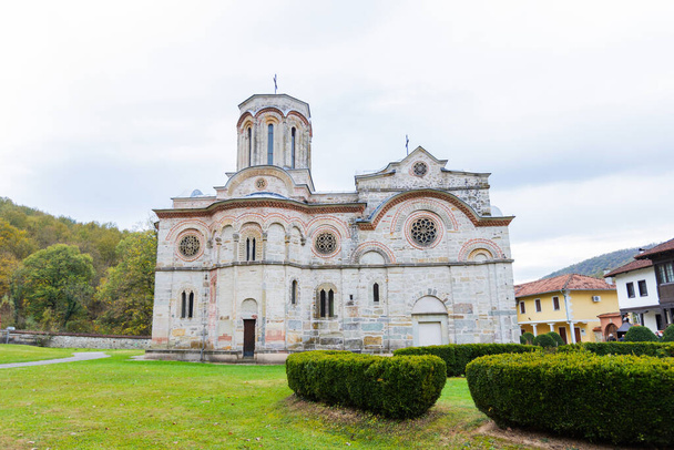 Monastère de Ljubostinja, une église orthodoxe serbe, point de repère historique et spirituel dans un environnement tranquille, incarnant le riche patrimoine culturel de la Serbie et de la chrétienté orthodoxe orientale. - Photo, image